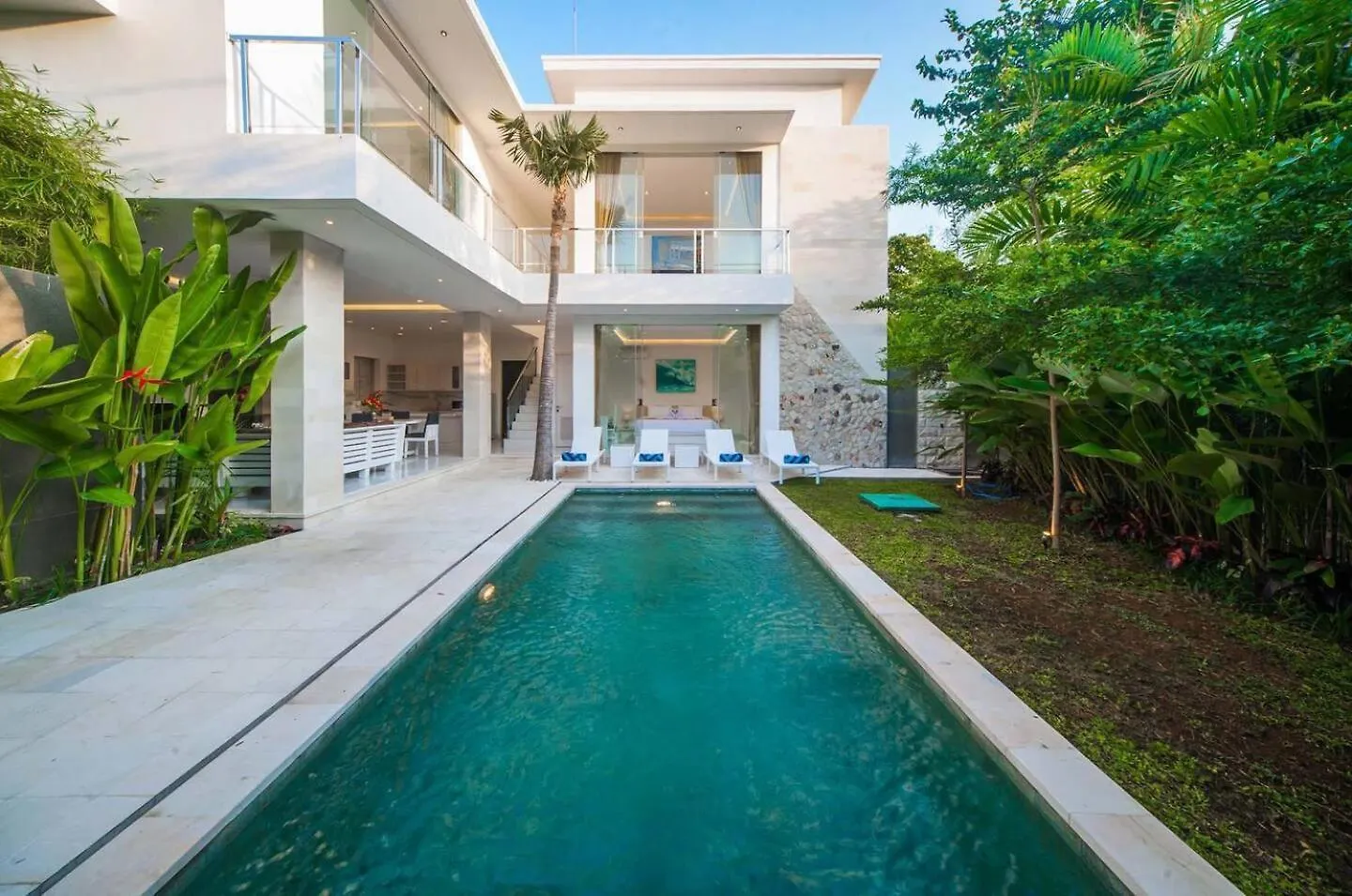 Superb 3 Bed Villa, Walk To Beach, Fast Wi-Fi, Seminyak  0*, Seminyak (Bali)