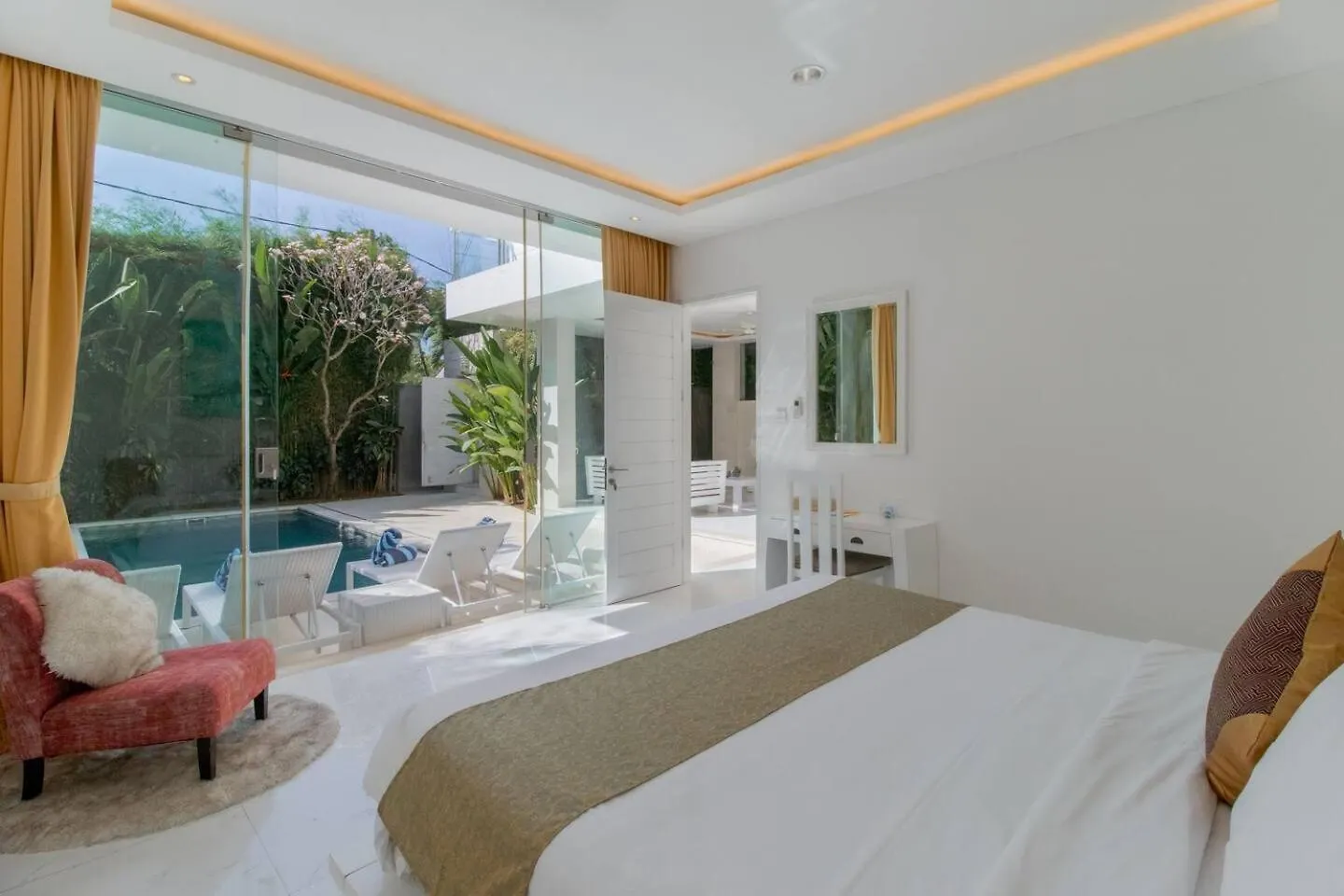Superb 3 Bed Villa, Walk To Beach, Fast Wi-Fi, Seminyak  0*, Seminyak (Bali)