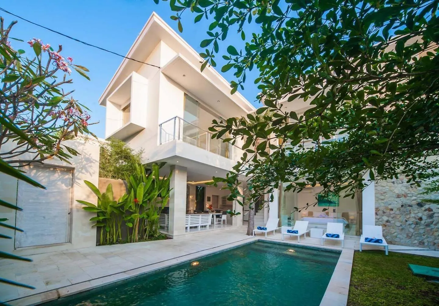 Superb 3 Bed Villa, Walk To Beach, Fast Wi-Fi, Seminyak