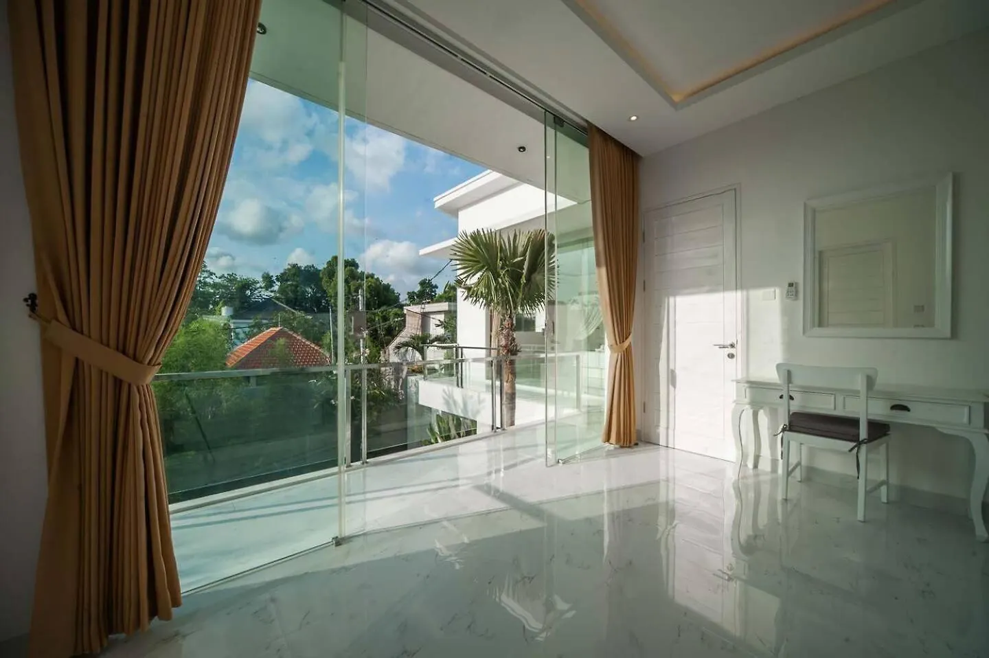 Superb 3 Bed Villa, Walk To Beach, Fast Wi-Fi, Seminyak