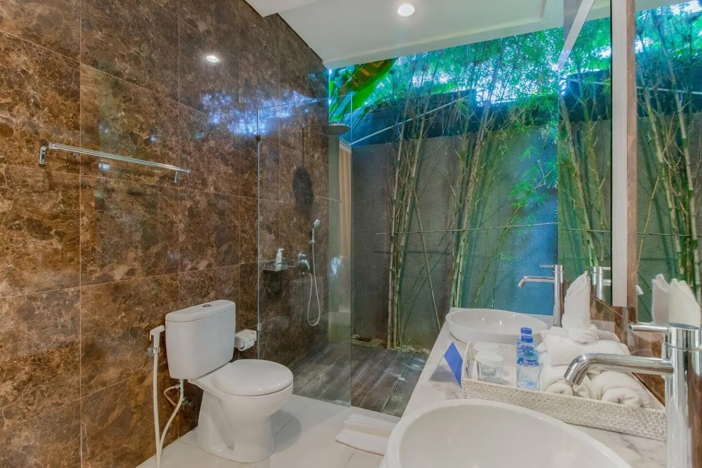 Superb 3 Bed Villa, Walk To Beach, Fast Wi-Fi, Seminyak 0*,