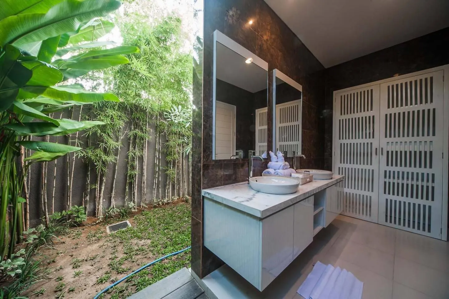Superb 3 Bed Villa, Walk To Beach, Fast Wi-Fi, Seminyak 0*,