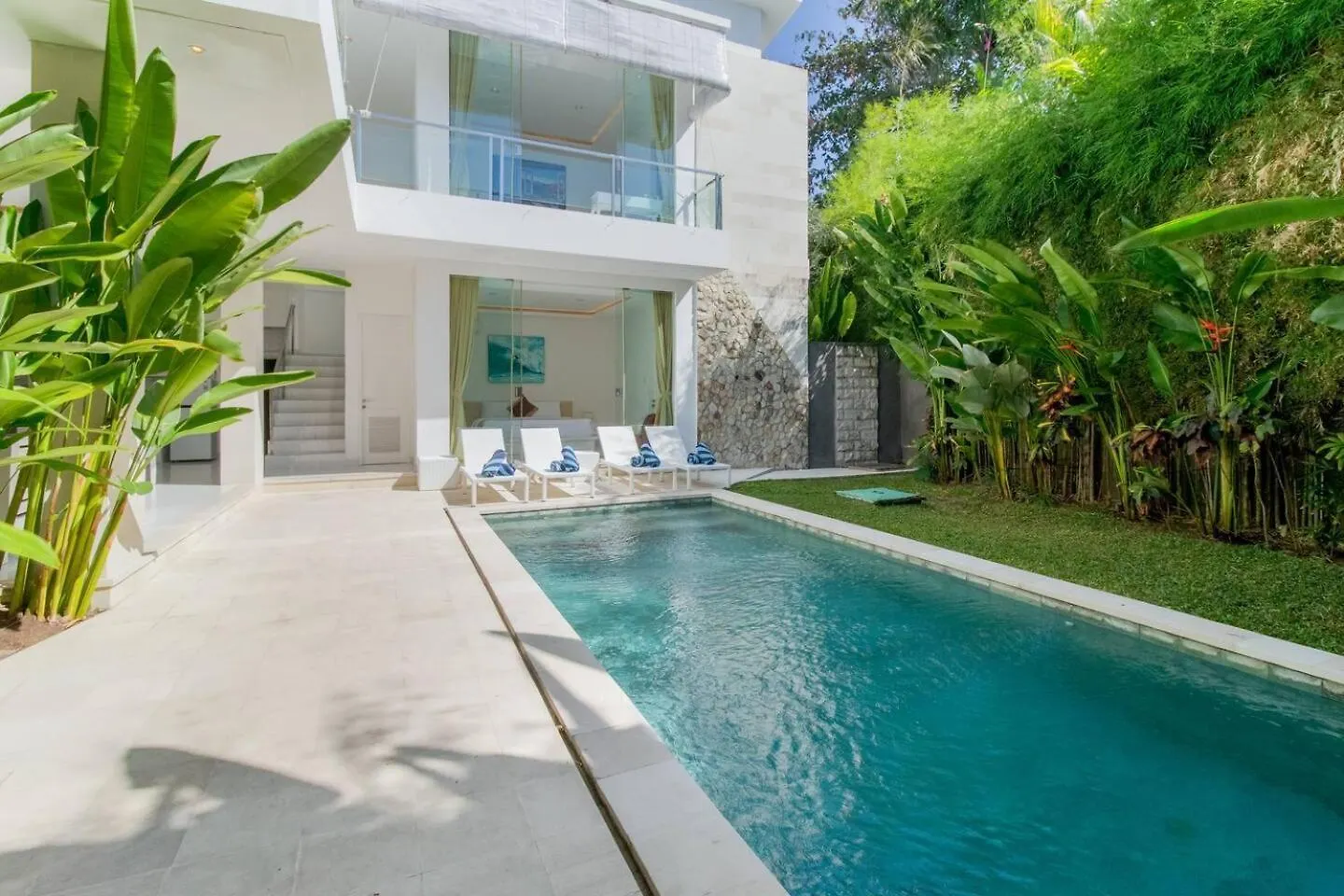 Superb 3 Bed Villa, Walk To Beach, Fast Wi-Fi, Seminyak Villa